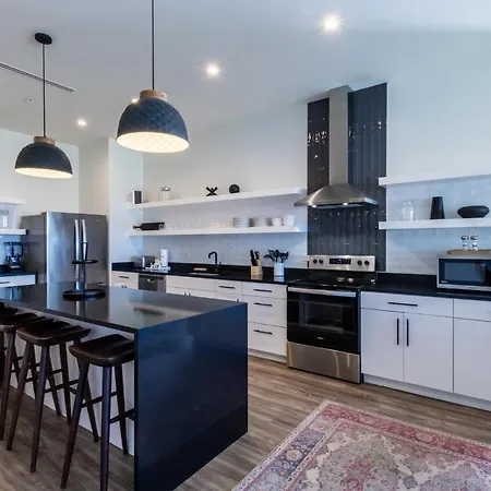 Modern 4 Bedroom Luxury Condo With Rooftop Pool Next To The Hangout!