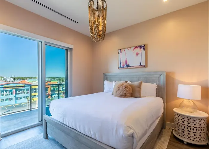 Holiday home Modern 4 Bedroom Luxury With Rooftop Pool Next To The Hangout! Gulf Shores