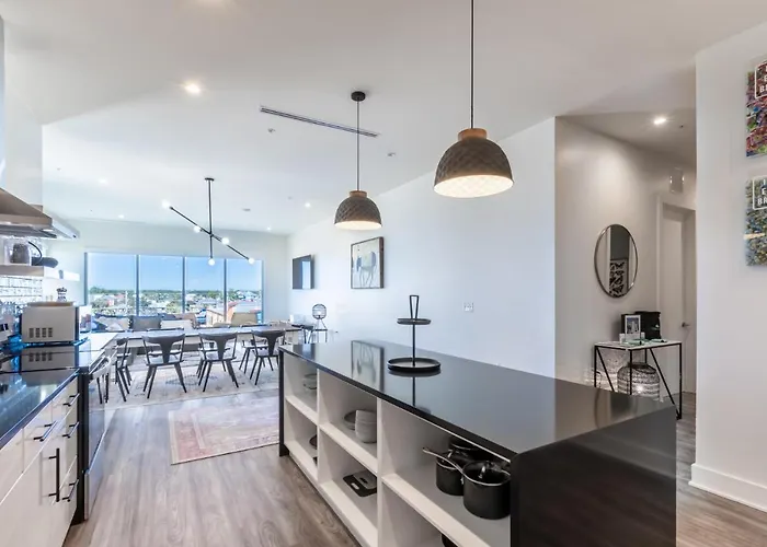 Holiday home Modern 4 Bedroom Luxury With Rooftop Pool Next To The Hangout! *