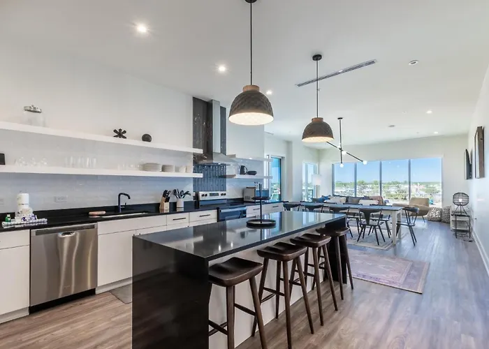 Modern 4 Bedroom Luxury With Rooftop Pool Next To The Hangout!