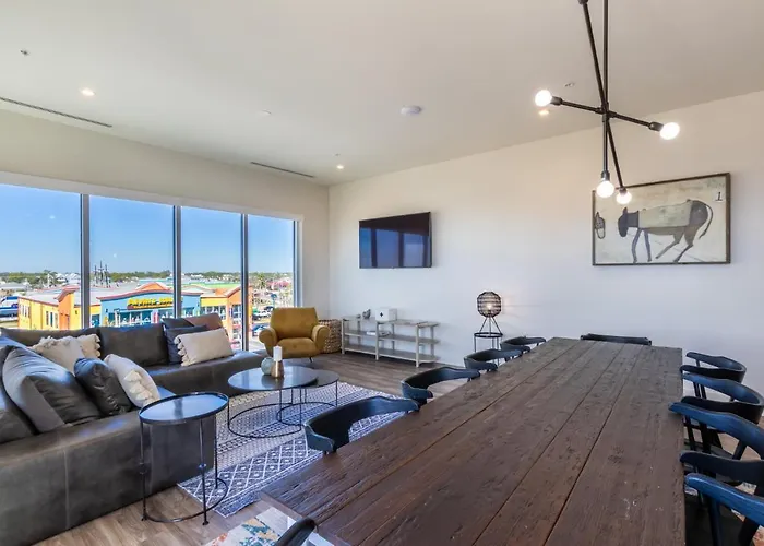 Modern 4 Bedroom Luxury With Rooftop Pool Next To The Hangout! Holiday home
