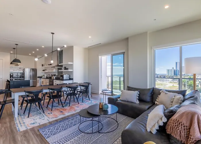 Modern 4 Bedroom Luxury With Rooftop Pool Next To The Hangout! Holiday home *