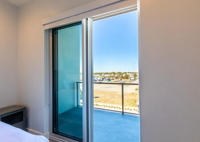 Modern 4 Bedroom Luxury With Rooftop Pool Next To The Hangout! Holiday home Gulf Shores