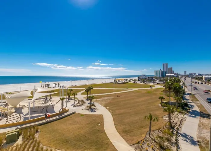 Modern 4 Bedroom Luxury With Rooftop Pool Next To The Hangout!