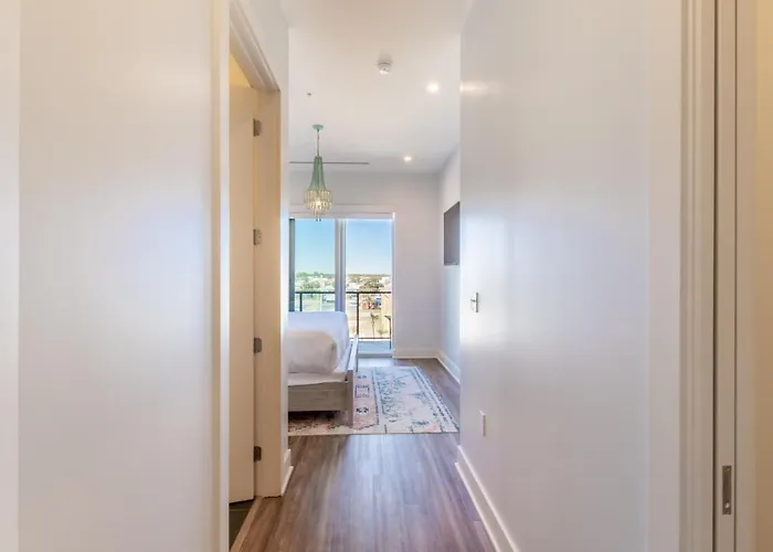 Modern 4 Bedroom Luxury With Rooftop Pool Next To The Hangout! Holiday home