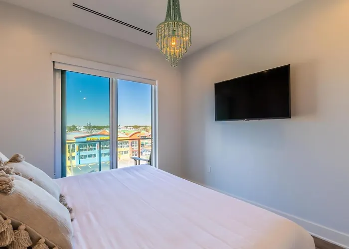 Modern 4 Bedroom Luxury With Rooftop Pool Next To The Hangout! Holiday home