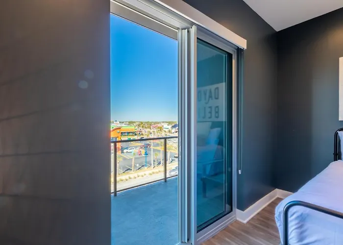 Holiday home Modern 4 Bedroom Luxury With Rooftop Pool Next To The Hangout!