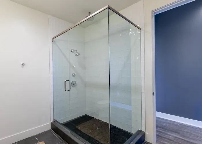 Holiday home Modern 4 Bedroom Luxury With Rooftop Pool Next To The Hangout!