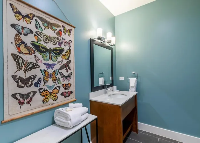 Holiday home Modern 4 Bedroom Luxury With Rooftop Pool Next To The Hangout!