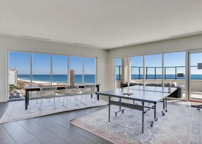 Modern 4 Bedroom Luxury With Rooftop Pool Next To The Hangout!