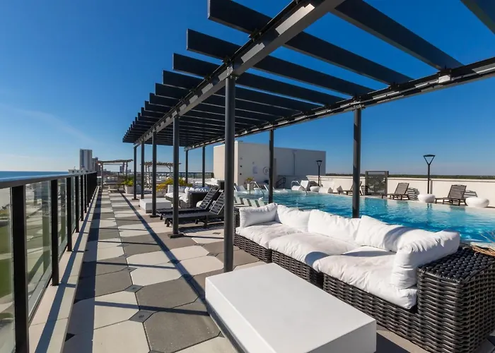 Modern 4 Bedroom Luxury With Rooftop Pool Next To The Hangout! Gulf Shores