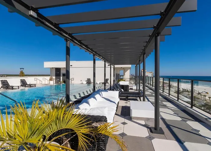 Modern 4 Bedroom Luxury With Rooftop Pool Next To The Hangout! *