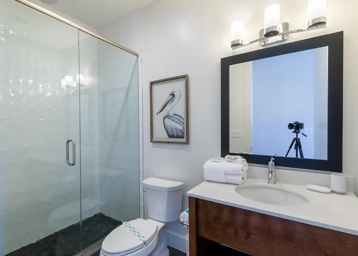 Modern 4 Bedroom Luxury With Rooftop Pool Next To The Hangout! *