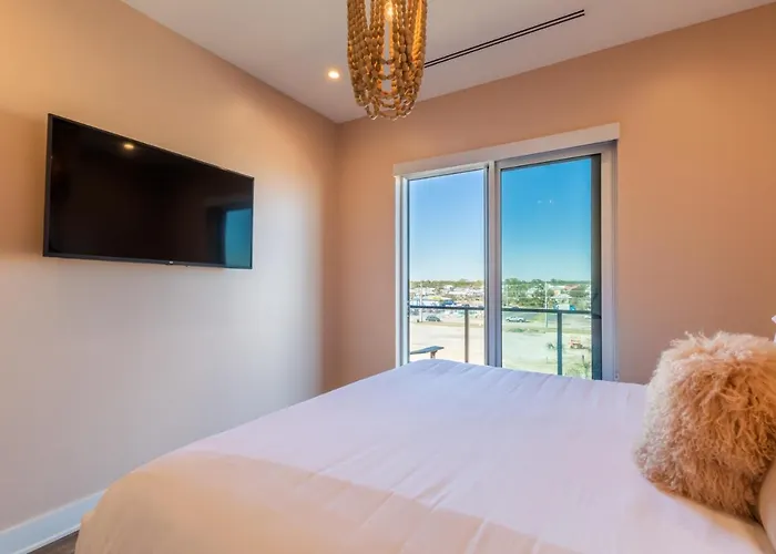 Holiday home Modern 4 Bedroom Luxury With Rooftop Pool Next To The Hangout!