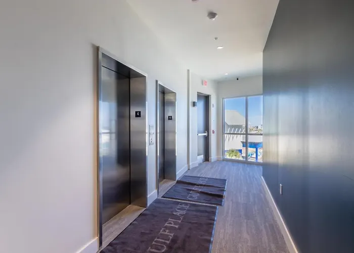Modern 4 Bedroom Luxury With Rooftop Pool Next To The Hangout!