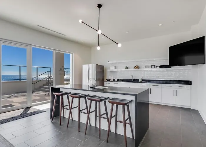 Holiday home Modern 4 Bedroom Luxury With Rooftop Pool Next To The Hangout! *