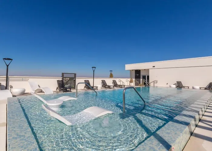 Modern 4 Bedroom Luxury With Rooftop Pool Next To The Hangout! Holiday home