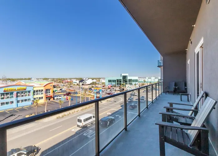 Modern 4 Bedroom Luxury With Rooftop Pool Next To The Hangout! *