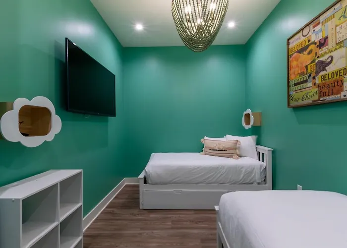 Modern 4 Bedroom Luxury With Rooftop Pool Next To The Hangout! Holiday home