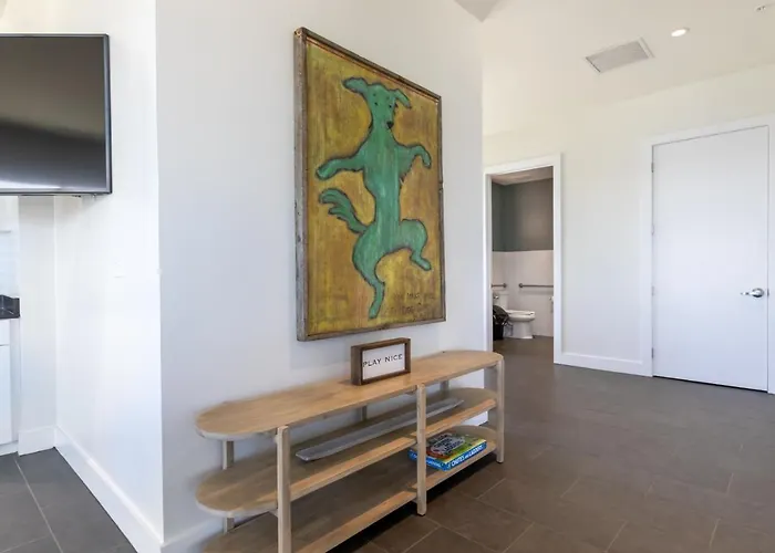Modern 4 Bedroom Luxury With Rooftop Pool Next To The Hangout!