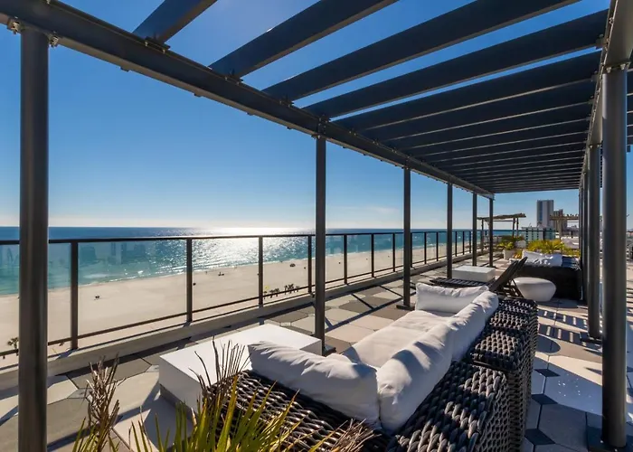 Holiday home Modern 4 Bedroom Luxury With Rooftop Pool Next To The Hangout!