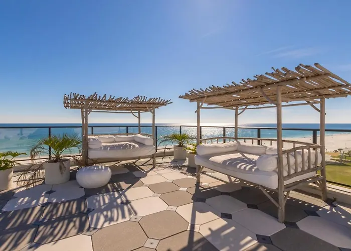 Holiday home Modern 4 Bedroom Luxury With Rooftop Pool Next To The Hangout! *