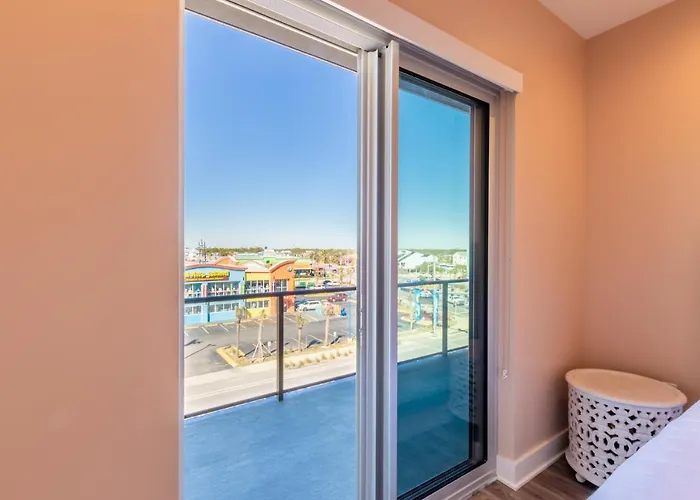 Modern 4 Bedroom Luxury With Rooftop Pool Next To The Hangout! Holiday home *