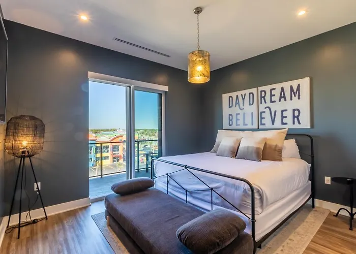 Modern 4 Bedroom Luxury With Rooftop Pool Next To The Hangout! Holiday home *