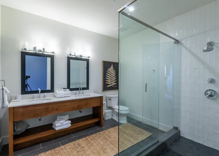 Modern 4 Bedroom Luxury With Rooftop Pool Next To The Hangout!