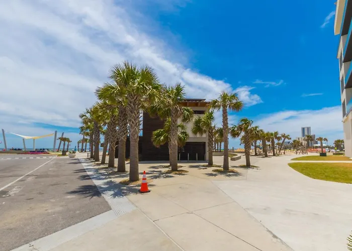 Modern 4 Bedroom Luxury With Rooftop Pool Next To The Hangout! Gulf Shores