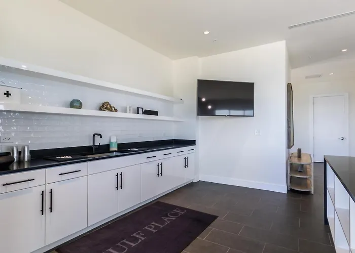 Modern 4 Bedroom Luxury With Rooftop Pool Next To The Hangout! Holiday home