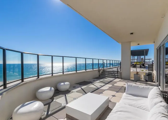 Holiday home Modern 4 Bedroom Luxury With Rooftop Pool Next To The Hangout!