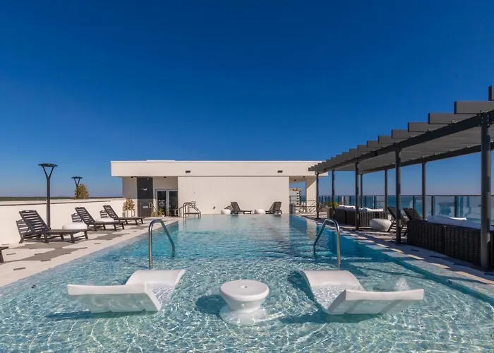 Modern 4 Bedroom Luxury With Rooftop Pool Next To The Hangout! Gulf Shores