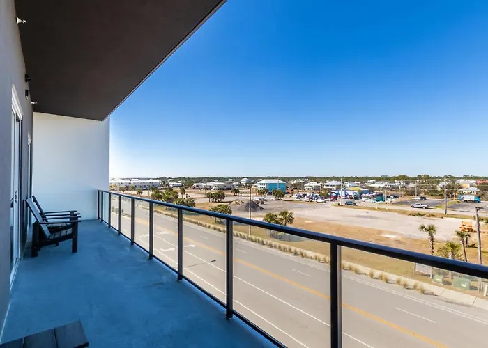 Modern 4 Bedroom Luxury With Rooftop Pool Next To The Hangout! Holiday home