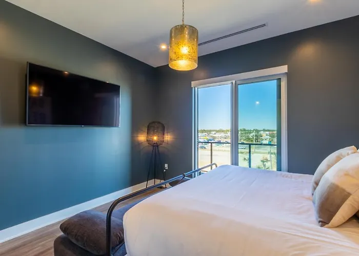 Holiday home Modern 4 Bedroom Luxury With Rooftop Pool Next To The Hangout!