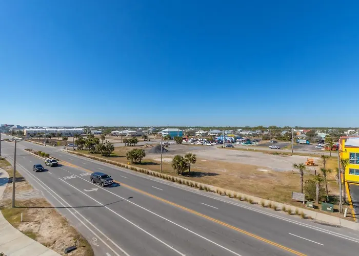 Modern 4 Bedroom Luxury With Rooftop Pool Next To The Hangout! Holiday home