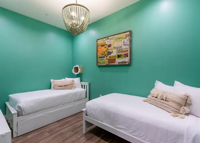 Modern 4 Bedroom Luxury With Rooftop Pool Next To The Hangout! Holiday home