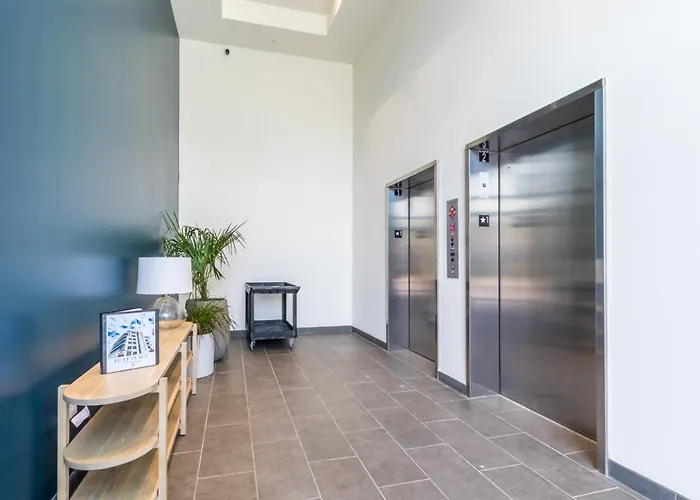 Holiday home Modern 4 Bedroom Luxury With Rooftop Pool Next To The Hangout!