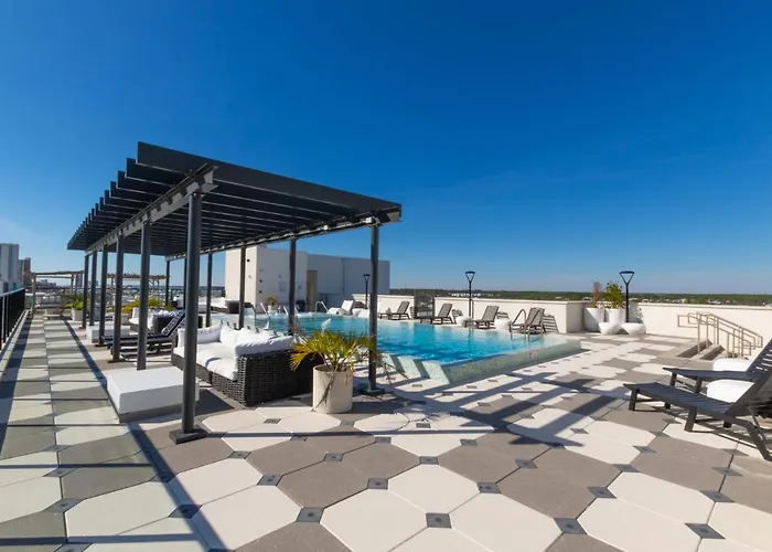 Modern 4 Bedroom Luxury With Rooftop Pool Next To The Hangout! Holiday home *