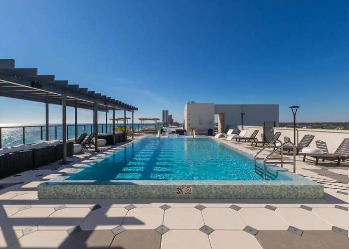 Holiday home Modern 4 Bedroom Luxury With Rooftop Pool Next To The Hangout! *