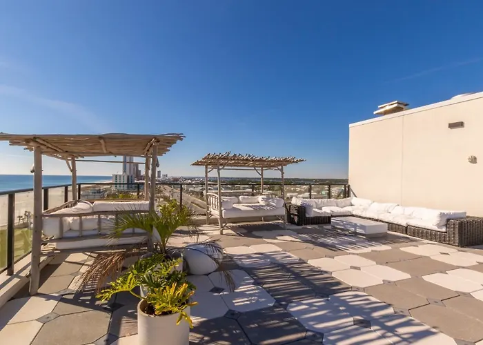 Modern 4 Bedroom Luxury With Rooftop Pool Next To The Hangout! Gulf Shores